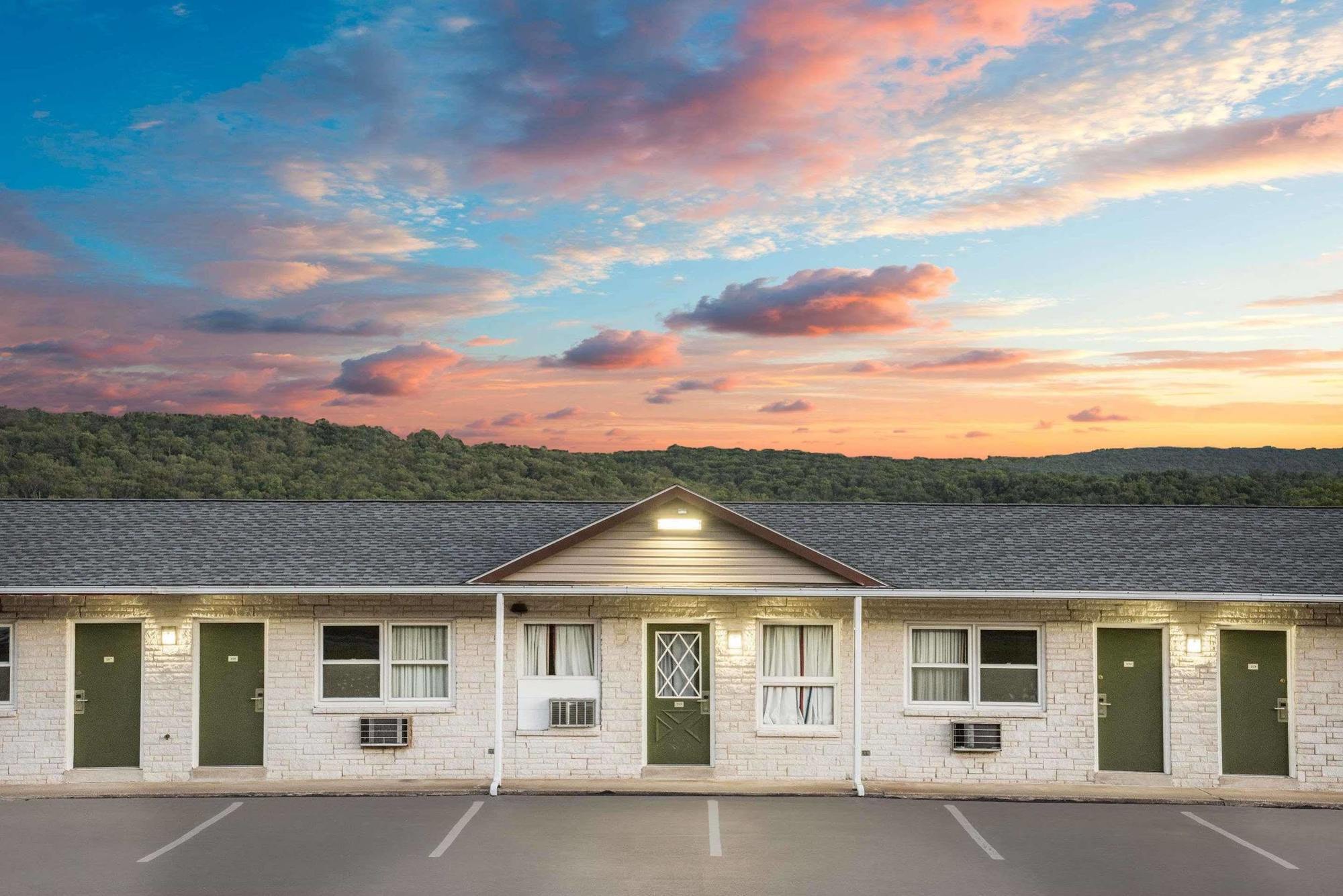 Knights Inn Pine Grove Pine Grove  Екстер'єр фото