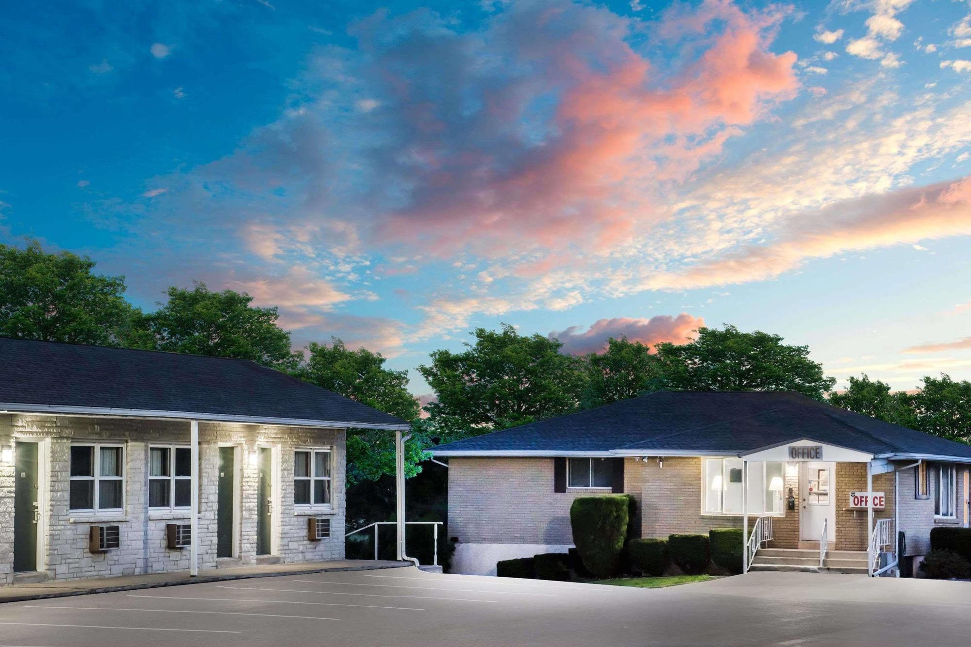 Knights Inn Pine Grove Pine Grove  Екстер'єр фото